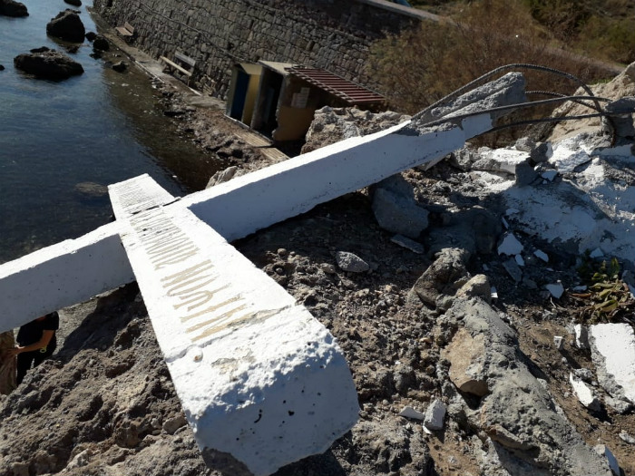 Γκρέμισαν τον τσιμεντένιο σταυρό στη Μυτιλήνη | tanea.gr
