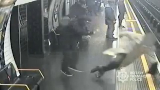 Δύο απόπειρες δολοφονίας στο μετρό του Λονδίνου (Βίντεο)