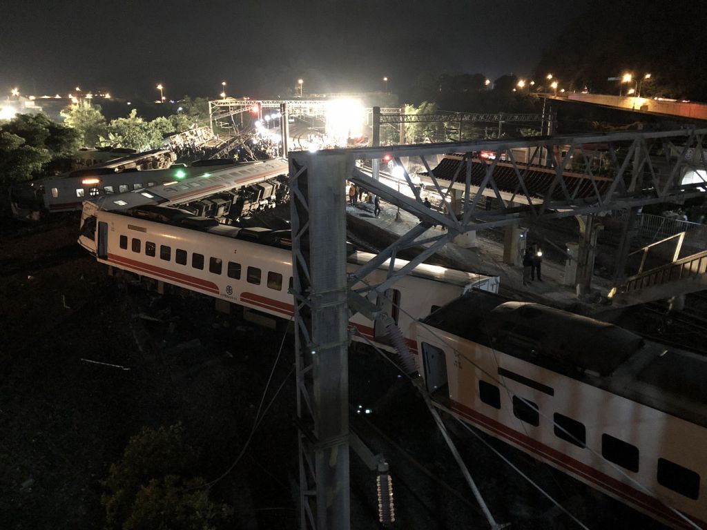 Εκτροχιασμός τρένου με 18 νεκρούς και 160 τραυματίες