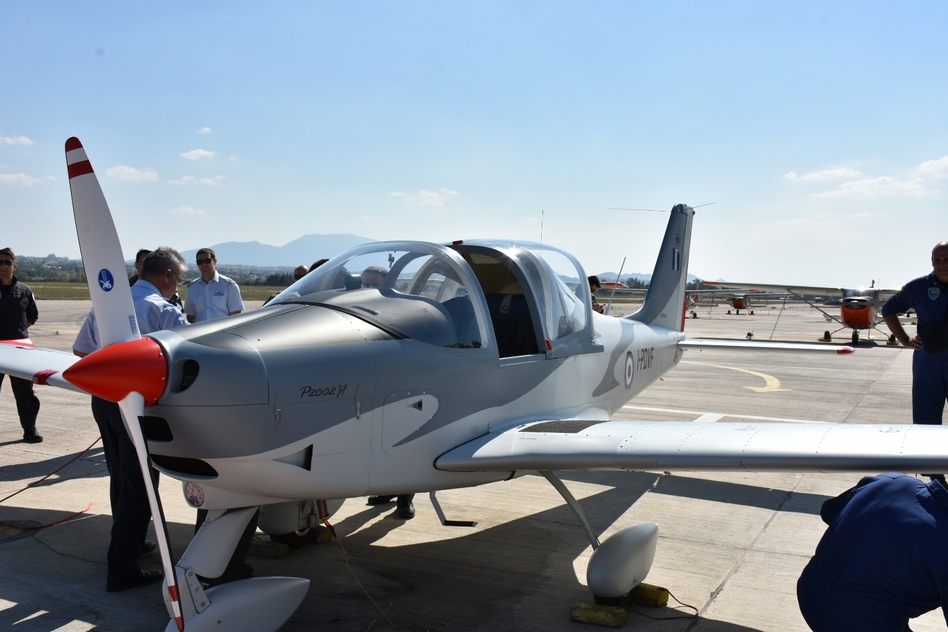 Προσγειώθηκε στο Τατόι το νέο εκπαιδευτικό αεροσκάφος της Πολεμικής Αεροπορίας (Φωτογραφίες)