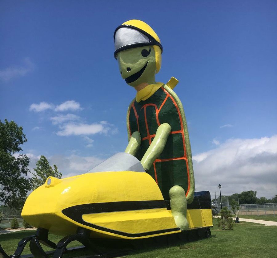 Ο Τόμι η Χελώνα  είναι η πιο ψηλή χελώνα στον κόσμο (φωτο)