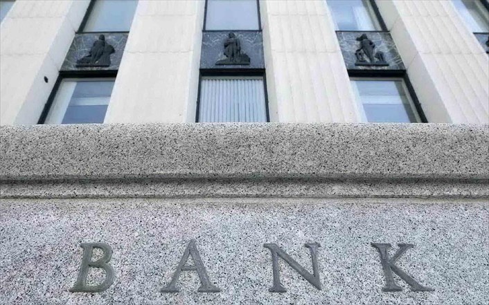 Κατάρρευση του success story μαζί με τις τραπεζικές μετοχές