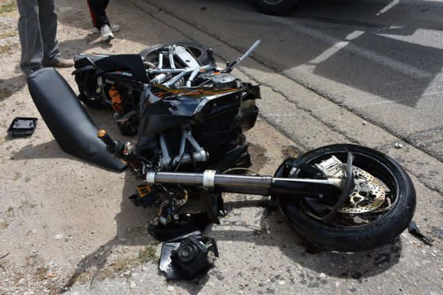 Αιματηρό τροχαίο: Μοτοσικλέτα συγκρούστηκε με λεωφορείο