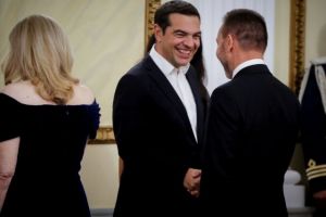 Τσίπρας και Στουρνάρας σε θερμή χειραψία