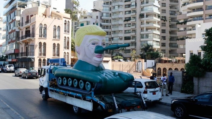 Tεθωρακισμένο με το πρόσωπο του Τραμπ στη Βηρυτό