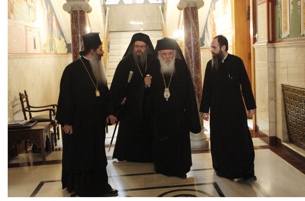 Ιερώνυμος προς πολιτικούς: Τους αγαπάμε όλους αλλά πιο πολύ την πατρίδα