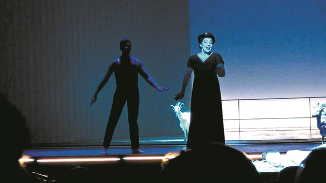 Και από πρόεδρος, ηθοποιός!