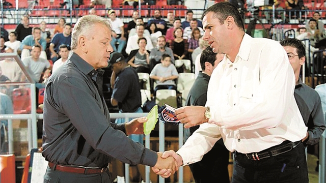 Λυμένα ζωνάρια στους πάγκους…