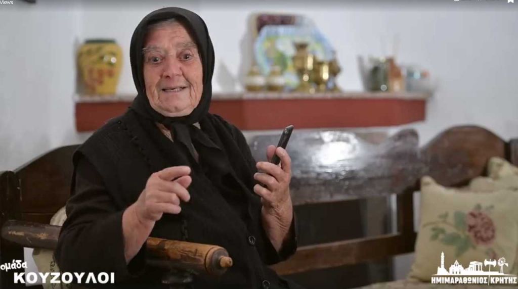 Η γιαγιά του Ημιμαραθωνίου Κρήτης επέστρεψε με νέο απολαυστικό βίντεο