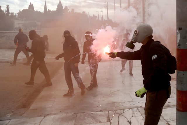 Με μολότοφ το μαθητικό συλλαλητήριο στο κέντρο της Αθήνας