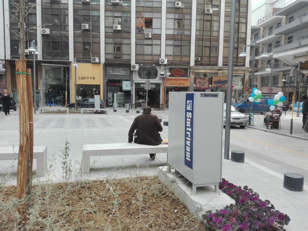 Συνεχίζεται η καταστροφή της πλατείας Χρηματιστηρίου