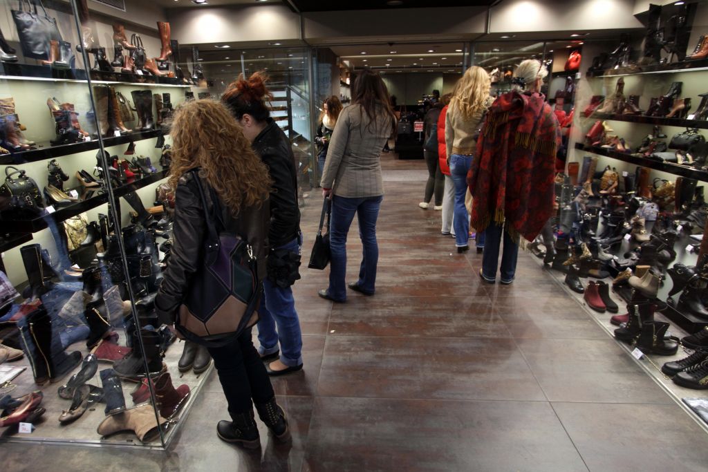 382 ευρώ ξόδεψε κάθε άνθρωπος στην Ελλάδα για ρούχα και παπούτσια