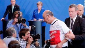 Κινδυνεύει με απέλαση τούρκος δημοσιογράφος που διαμαρτυρήθηκε κατά του Ερντογάν