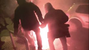 Ελεύθερος ο 21χρονος που κατηγορείται ότι τραυμάτισε κοπέλα με φωτοβολίδα