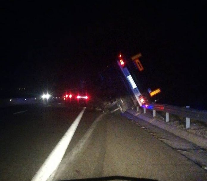 Ανατροπή νταλίκας λόγω θυελλωδών ανέμων στην Εγνατία Οδό