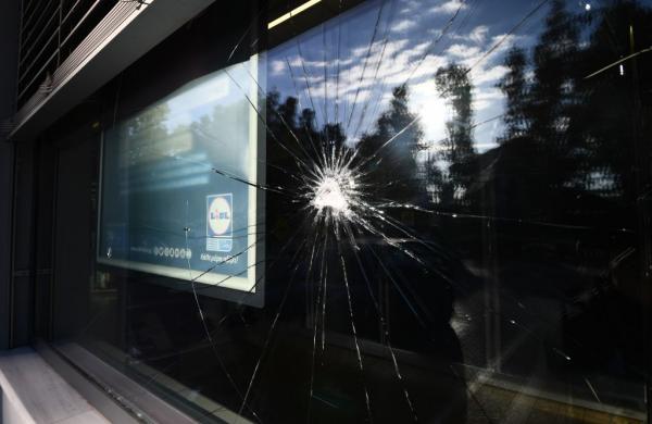 Εσπασαν τα τζάμια σε σούπερμαρκετ που λειτούργησε την Κυριακή