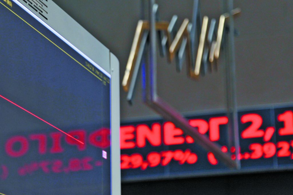 Σφυροκόπημα τραπεζών και ομολόγων