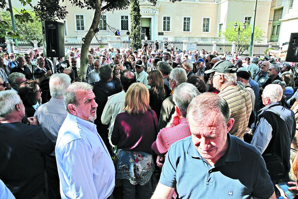 Και οι νέοι συνταξιούχοι στην ουρά