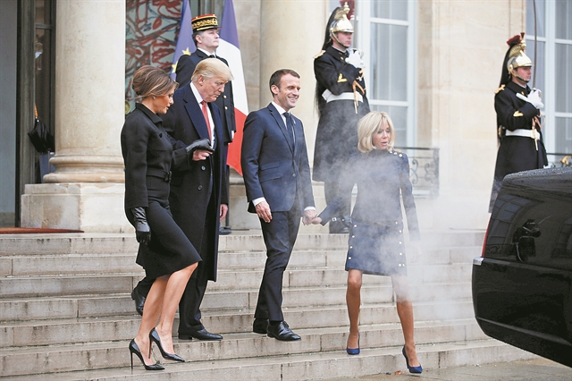 Οταν ο Τραμπ έπνιξε το ζεύγος Μακρόν με τα καυσαέρια της Κάντιλακ