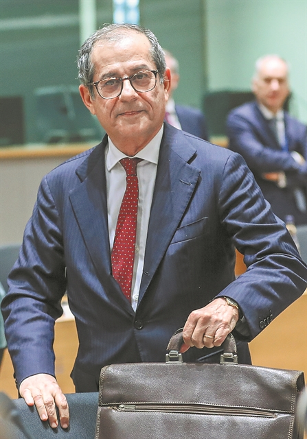 Πολύ μεγάλη για να χρεοκοπήσει αλλά και για να διασωθεί