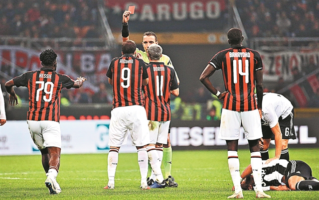 Σκιές σε μαύρο και κόκκινο