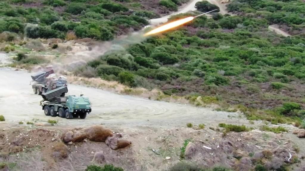 Ισχυρό τεστ ετοιμότητας του πυροβολικού – Βολές ακριβείας με εκτοξευτές πυραύλων (Φώτο)