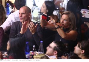 Γιάνης Βαρουφάκης και Δανάη Στράτου, αγκαλιές και χοροί σε νυχτερικό κέντρο