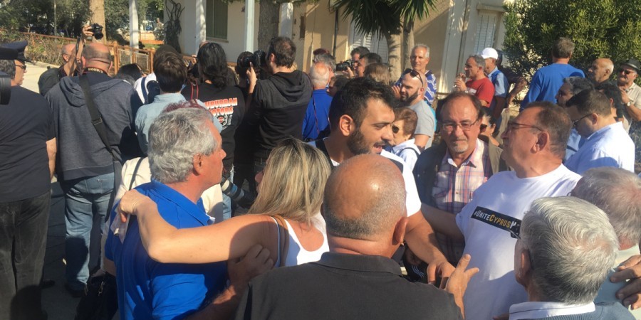 Ανοιξε το οδόφραγμα στη Δερύνεια: Πολίτες με δάκρυα στα μάτια πέρασαν πεζοί (βίντεο)