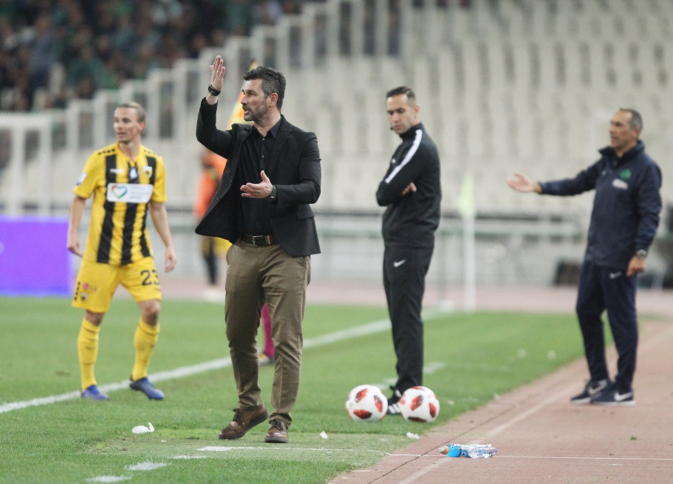 Εξαλλος με τους παίκτες του ο Ουζουνίδης