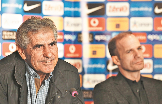 «Μου αρκεί ένα βλέμμα στα μάτια»