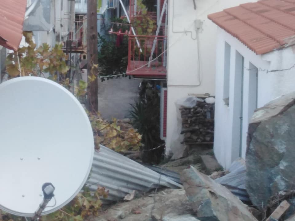 Εφιαλτική νύχτα στο Πλωμάρι : Βράχοι καταπλάκωσαν σπίτια