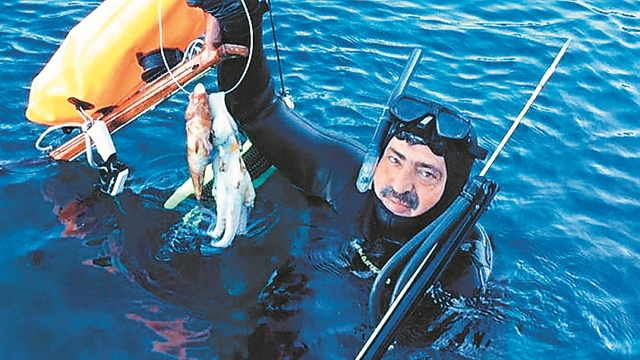 Ο Τσίπρας στην κουζίνα με συνταγή Πολάκη