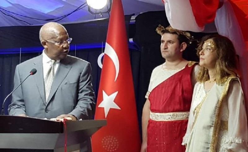 Τουρκία: Ανακλήθηκε η πρέσβειρα της Ουγκάντα αφού ντύθηκε «Ωραία Ελένη»
