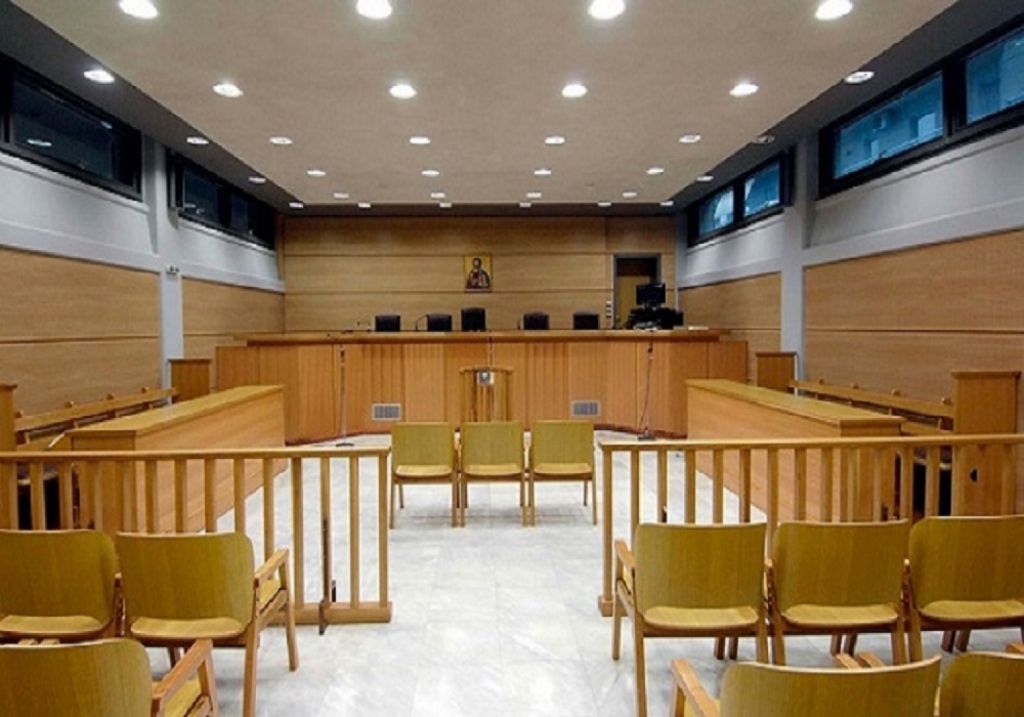 Αγριο ξύλο στα δικαστήρια – Μπουνιές και κλωτσιές σε συμπλοκή Ρομά