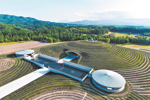 Η διαδρομή Παρίσι – Αθήνα στις… αποχρώσεις του μοβ