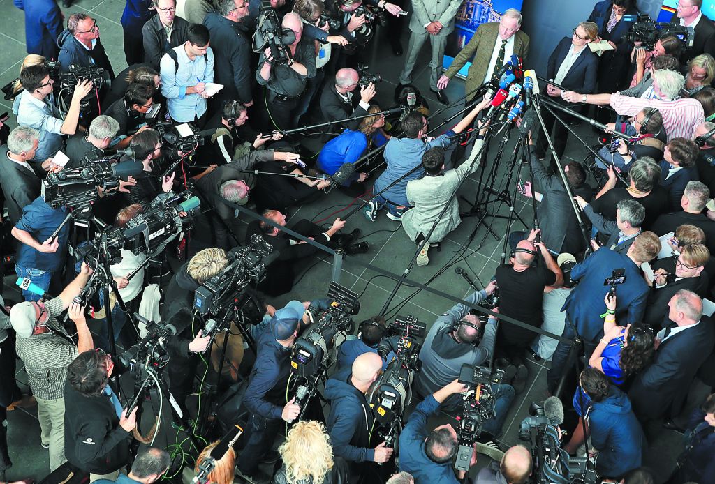 Υποπτες «δωρεές» και ακροδεξιά δυσοσμία