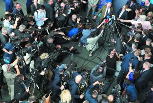 Υποπτες «δωρεές» και ακροδεξιά δυσοσμία