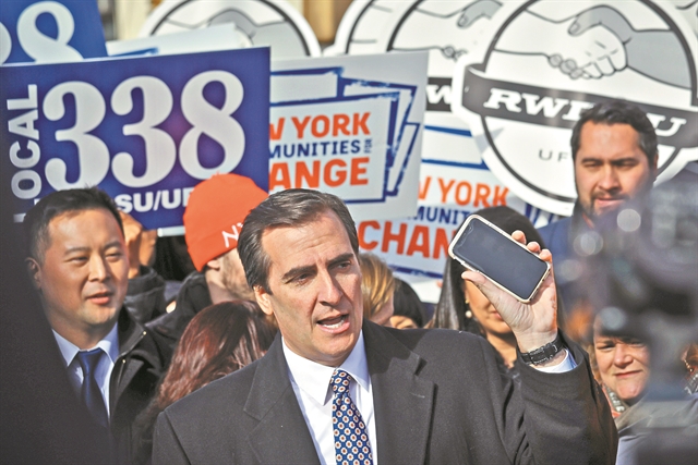 Ο Ελληνοαμερικανός που τα έβαλε με την Amazon