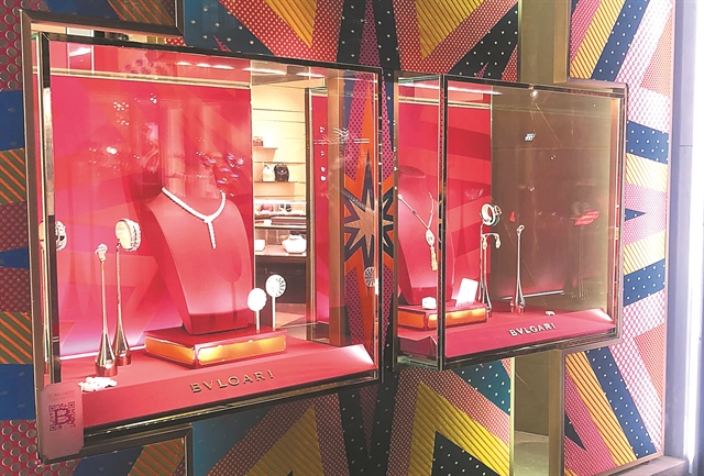 Μόδα, χρυσές μπάλες και… μεγάλες αντιθέσεις