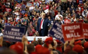 Διχασμένη Αμερική: Οι Δημοκρατικοί κέρδισαν τη Βουλή, ο Τραμπ ελέγχει τη Γερουσία