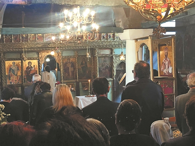 Στο σκοτάδι η οικογένεια περιμένει ακόμη τη σορό