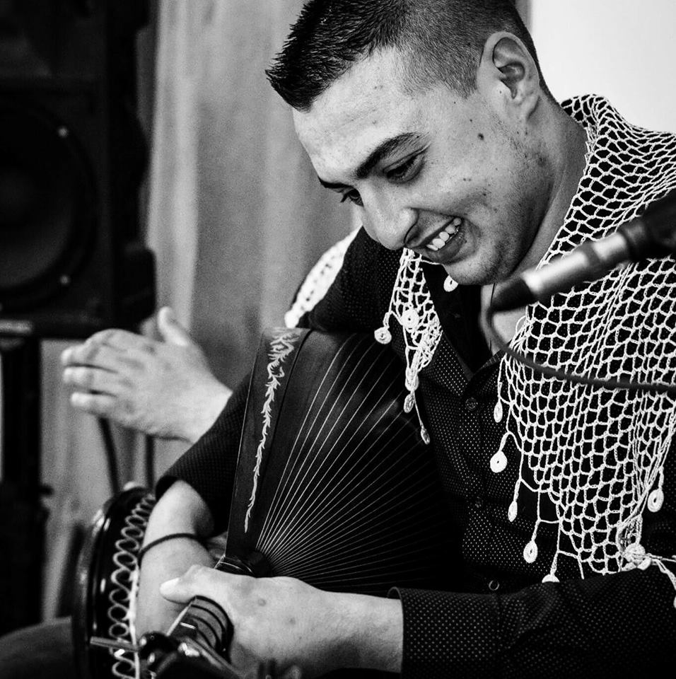 Σπαρακτικός αποχαιρετισμός στον 20χρονο λαουτιέρη που σκοτώθηκε σε τροχαίο