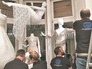 Το νεοκλασικό μοιάζει με τεράστιο, γιορτινό κουτί