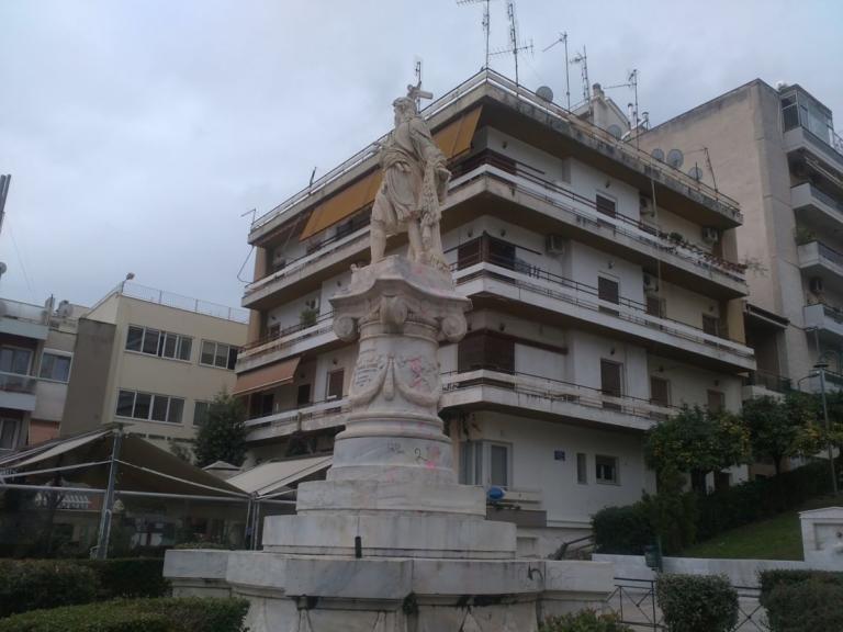 Θλίψη: Εβαψαν ροζ το άγαλμα του Αθανάσιου Διάκου