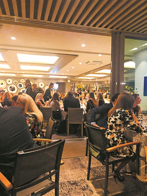 Ο Alexander the Great «κοιτάζει» τις πεταλούδες και ένα ρολόι…