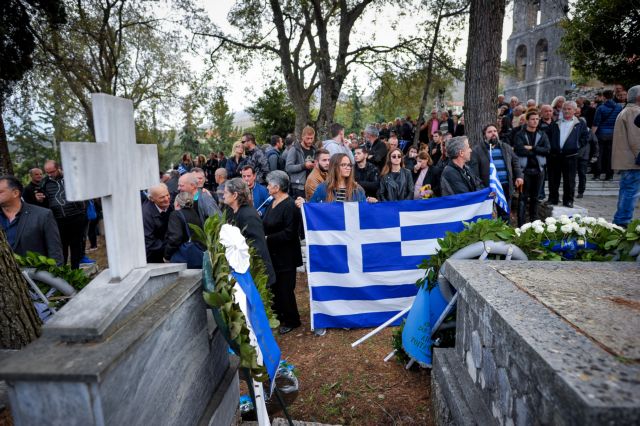 Κηδεία Κατσίφα: Αποχαιρετισμός στους Βουλιαράτες από χιλιάδες πολίτες με ελληνικές σημαίες