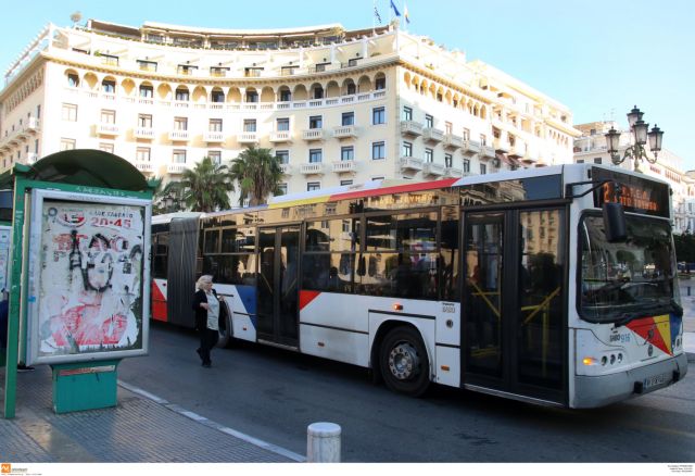 Ξέφρενη πορεία λεωφορείου – Επεσε σε σταθμευμένα οχήματα