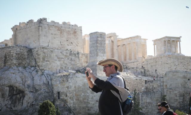 Μελέτη σκιαγραφεί το προφίλ των τουριστών που ταξιδεύουν στην Ελλάδα