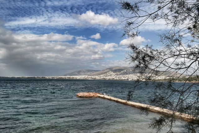 Λουόμενος βρήκε όπλο στην περιοχή της Βουλιαγμένης