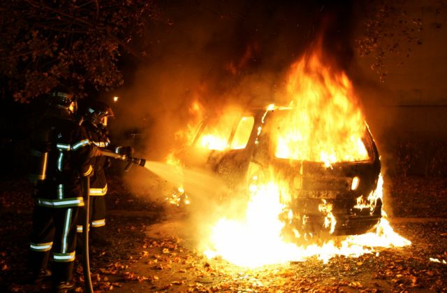 Στις φλόγες τυλίχθηκε αυτοκίνητο στην Εγνατία